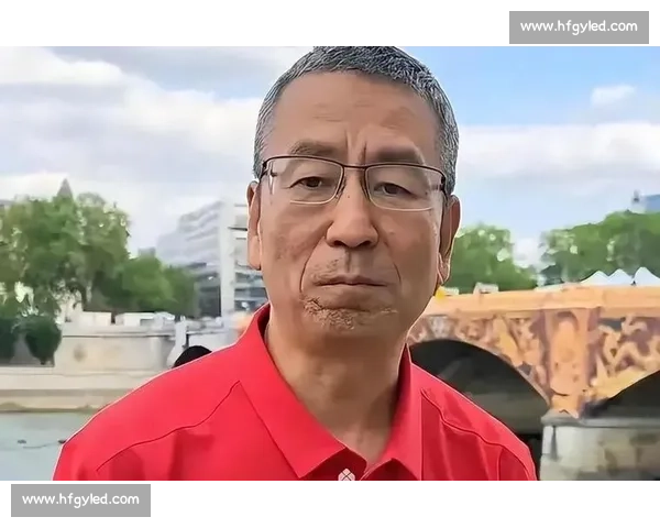 58 岁白岩松足球赛滑倒引担忧：健康亮红灯，运动安全需警惕